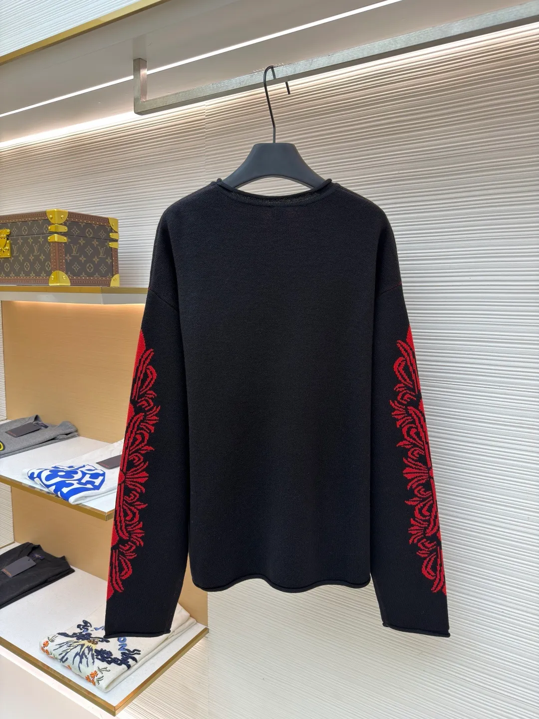 2233Chrome Hearts patent leather cross cashmere sweater ●Item number: 1682233-B05 ●Fabric: wool blended fabric ●Technology: knitted ●Color: black and red ●Version: loose fit ●Weight: about 565 grams ●Size: One size fits all ●Description: The original version was purchased from Hangzhou National Specialty School for 45,000. The fabric is made of custom-spun cashmere yarn. It feels soft and waxy. Sesame base technology is matched with arm jacquard technology. (The jacquard size will change with the number of yarn components. The yarn must be custom-woven). Customized chest patent leather Cross. Processed with imported TAJIMA machines. Customized accessories. Produced by major manufacturers that test workmanship. Full of street feel. Compare workmanship details to counters. Flash sale version on the market. The overall wiring is straight and delicate, the fabric is comfortable and soft, and the color is consistent without color difference. It can be matched with the same style to create a fashionable look, and can be used in various occasions. Customized accessories, complete with three standards, same style for men and women!